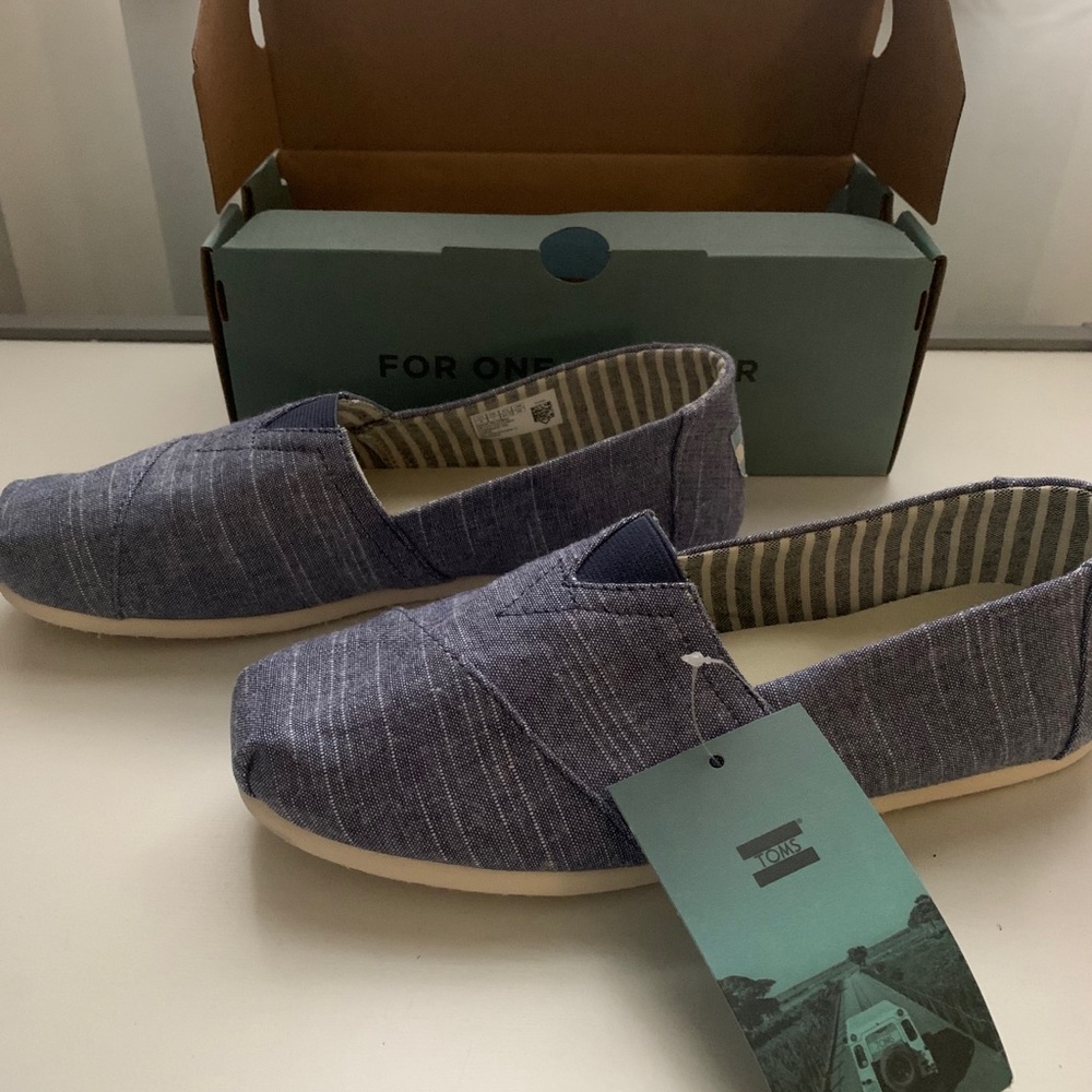 Men’s Tom’s Size 8